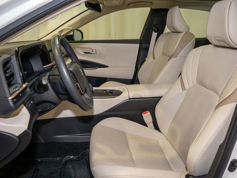 Used 2023 Toyota Crown Limited image 12