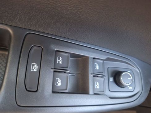 Used 2025 Volkswagen Taos SE FWD image 19