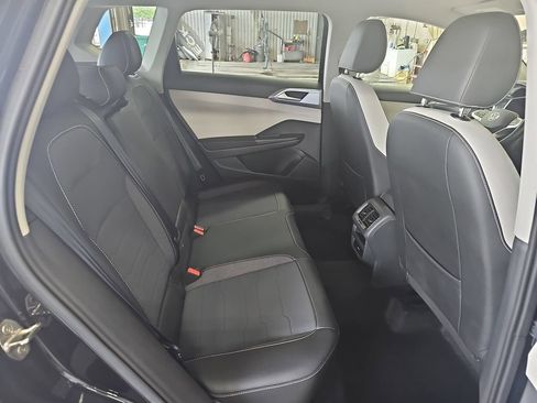 Used 2025 Volkswagen Taos SE FWD image 11