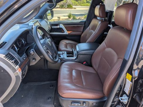 Used 2021 Toyota Land Cruiser image 2