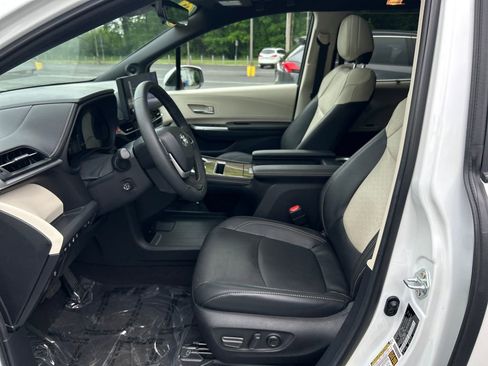 Certified 2025 Toyota Sienna Platinum AWD/4WD image 17