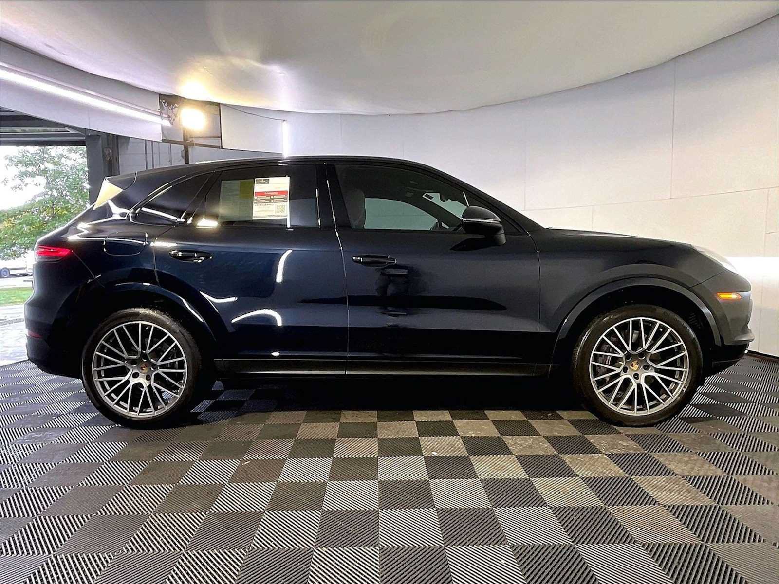 Certified 2022 Porsche Cayenne Platinum Edition AWD/4WD image 8