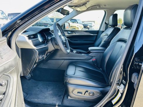 Used 2023 Jeep Grand Cherokee Limited w/ Black Appearance Package image 3