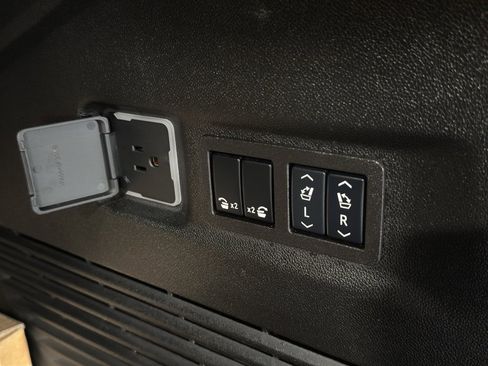 Used 2024 GMC Yukon XL Denali w/ Advanced Technology Package image 26