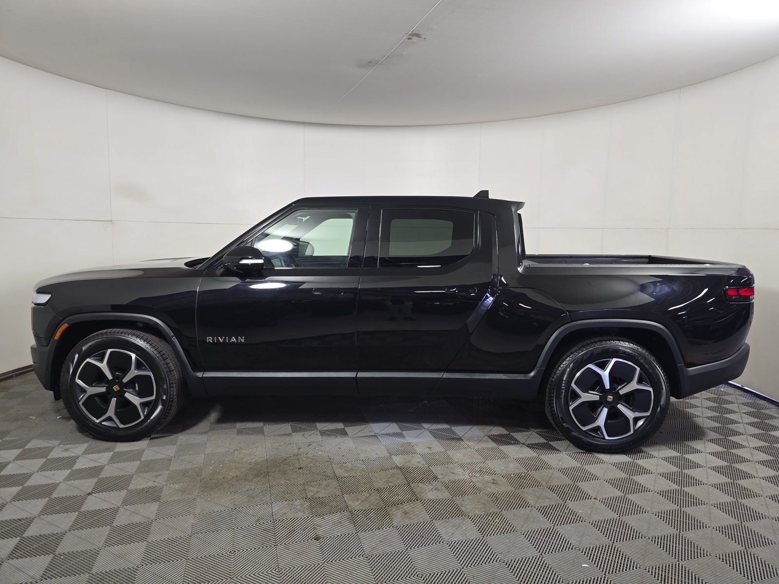 Used 2023 Rivian R1T Adventure Dual AWD/4WD image 2