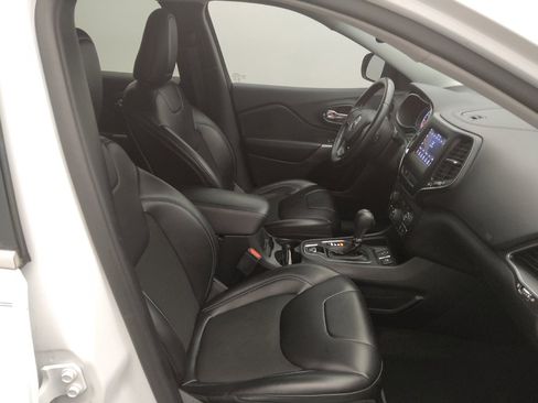 Used 2019 Jeep Cherokee Latitude Plus w/ Comfort/Convenience Group FWD image 21