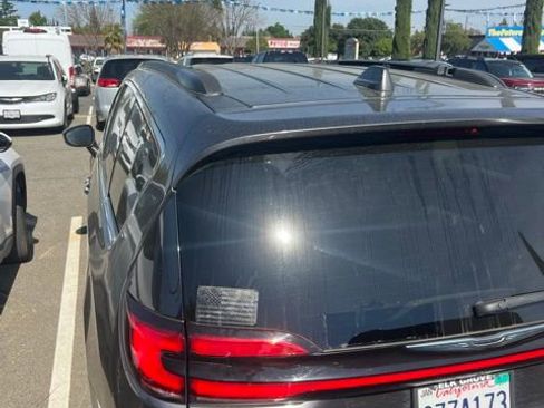 Used 2021 Chrysler Pacifica Touring image 7