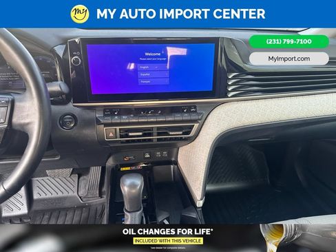 Used 2025 Toyota Camry XLE FWD image 17