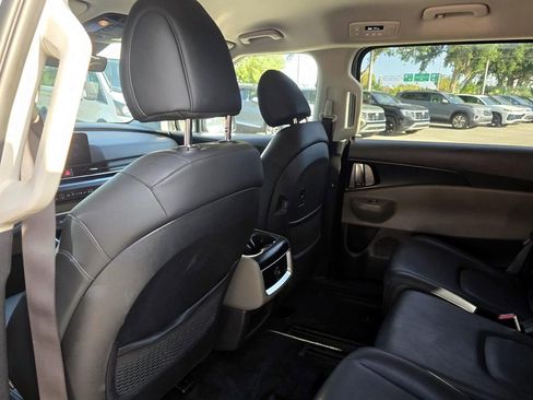Used 2025 Kia Carnival FWD image 15