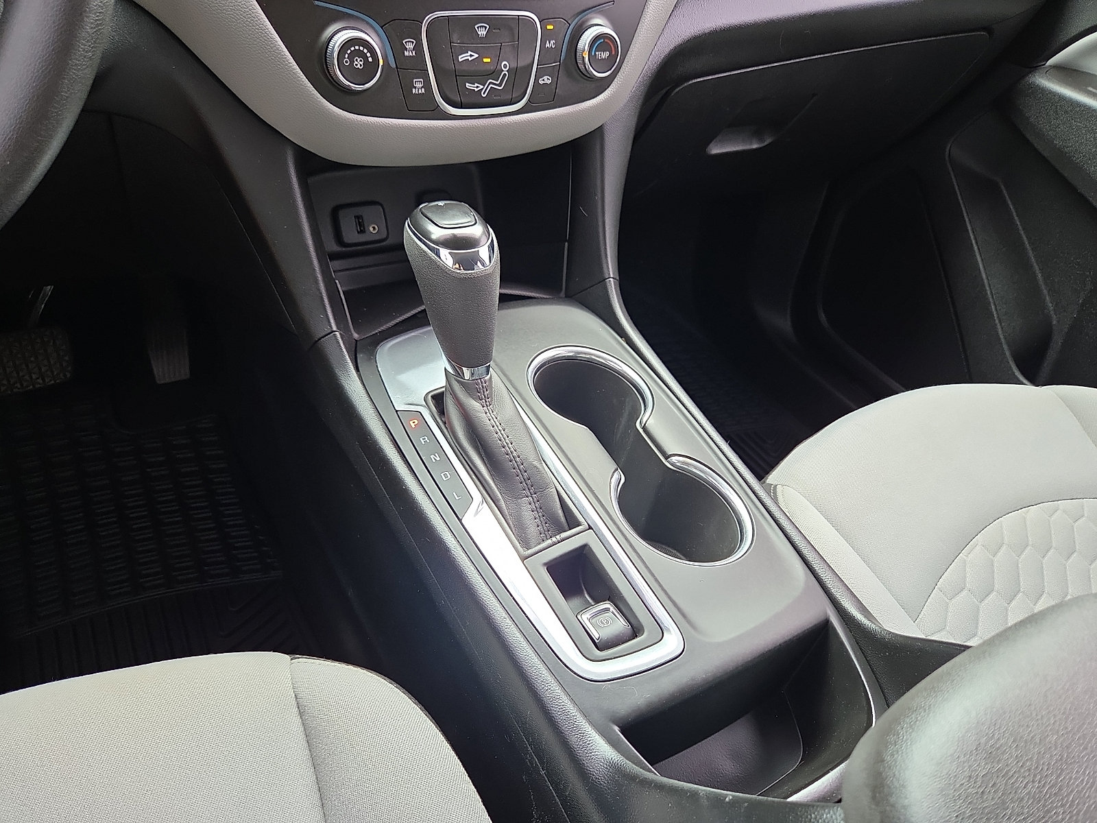 Used 2018 Chevrolet Equinox LS FWD image 25