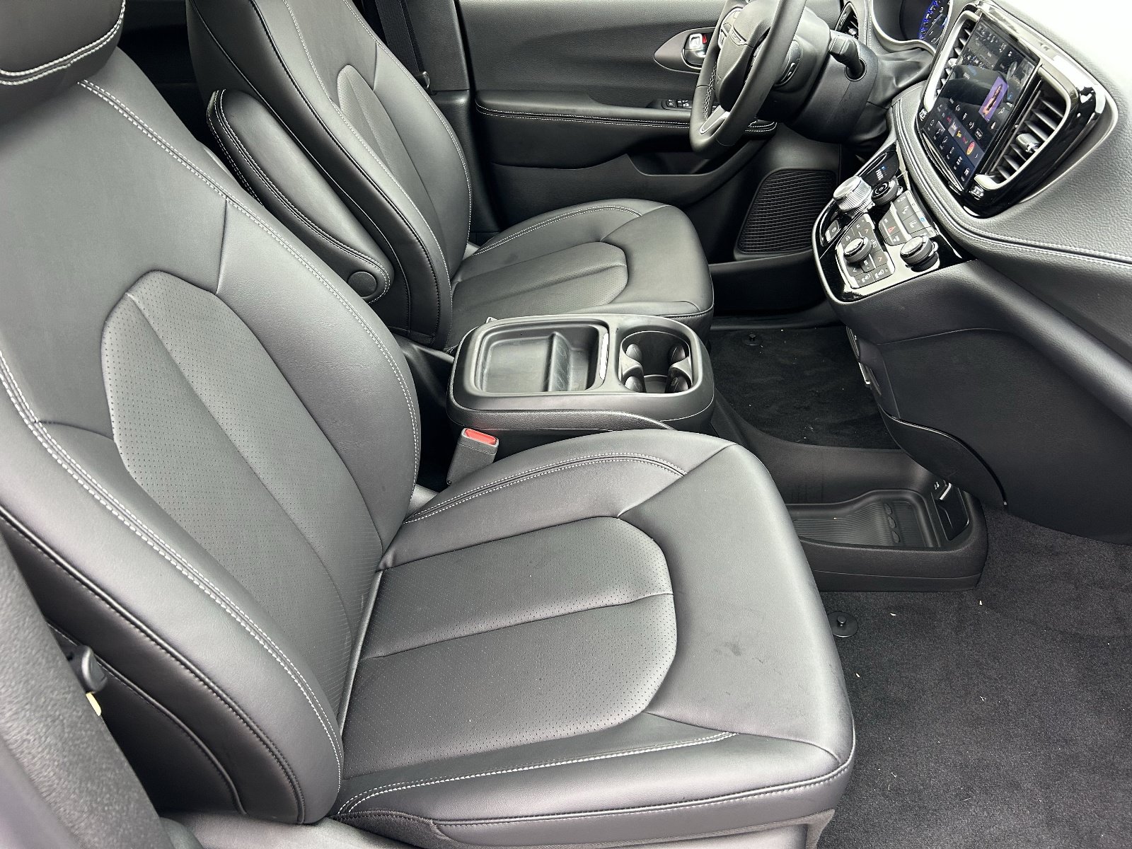 New 2027 Chrysler Pacifica Select FWD image 8