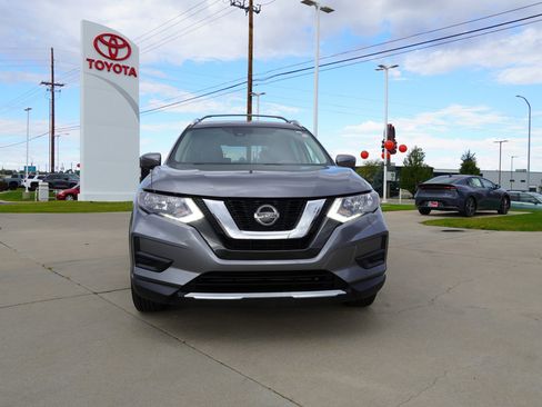 Used 2020 Nissan Rogue SV image 3