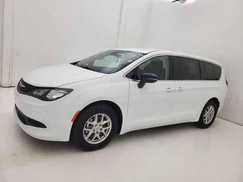 Used 2024 Chrysler Voyager LX FWD image 19