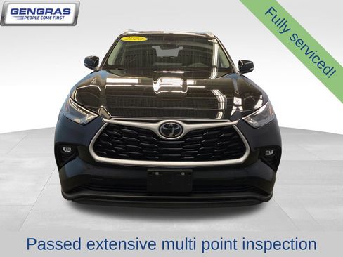 Used 2023 Toyota Highlander XLE AWD/4WD image 3