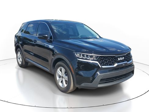 Used 2023 Kia Sorento LX FWD image 2