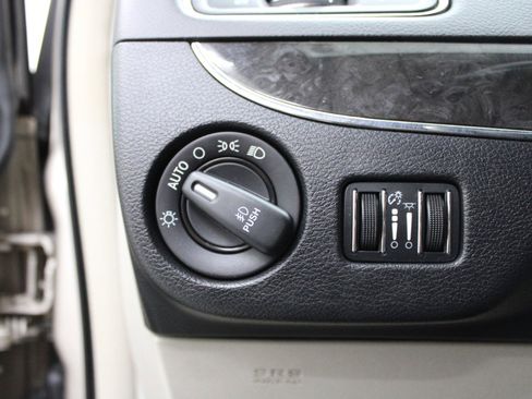 Used 2016 Chrysler Town & Country Touring w/ Driver Convenience Group FWD image 18