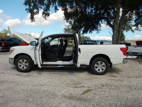 Used 2018 Nissan Titan SV AWD/4WD image 9