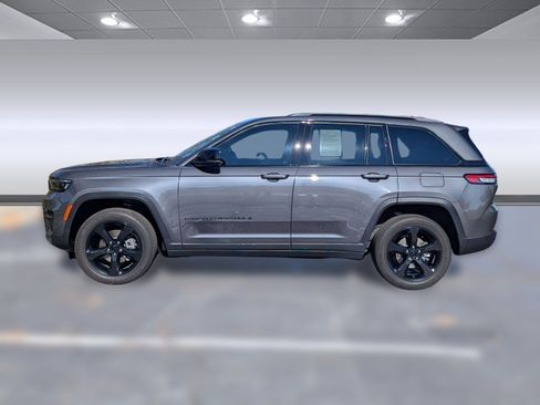 Used 2023 Jeep Grand Cherokee Altitude image 2