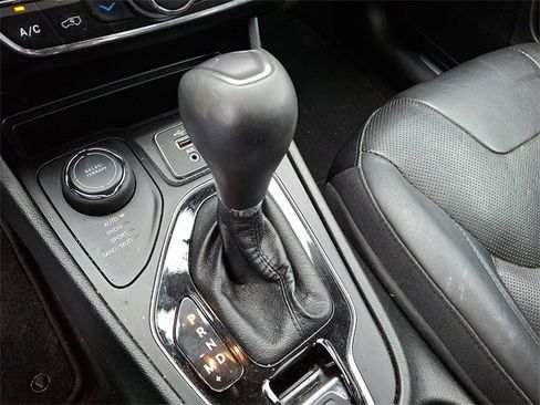 Used 2019 Jeep Cherokee Limited image 16