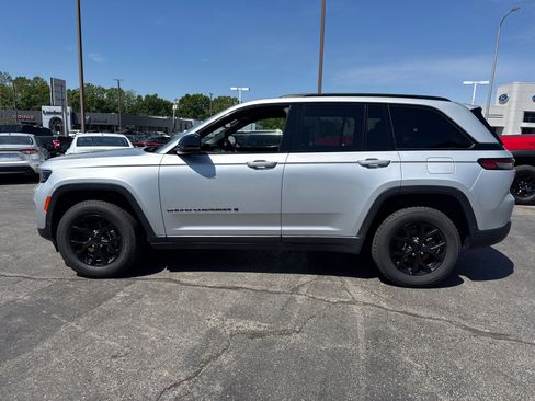 Used 2024 Jeep Grand Cherokee Altitude AWD/4WD image 3