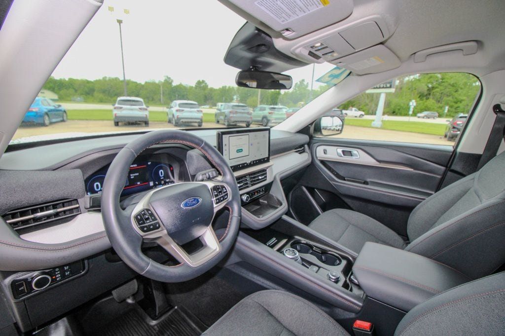 Used 2025 Ford Explorer Active AWD/4WD image 17