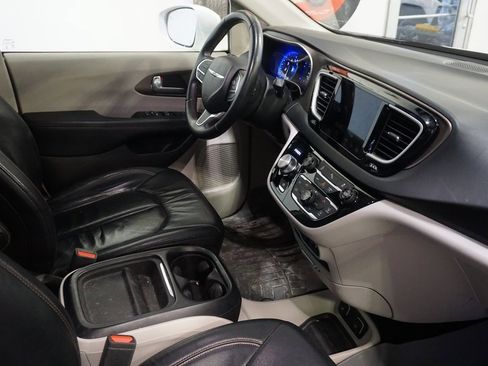 Used 2018 Chrysler Pacifica Touring-L w/ Tire & Wheel Group image 25