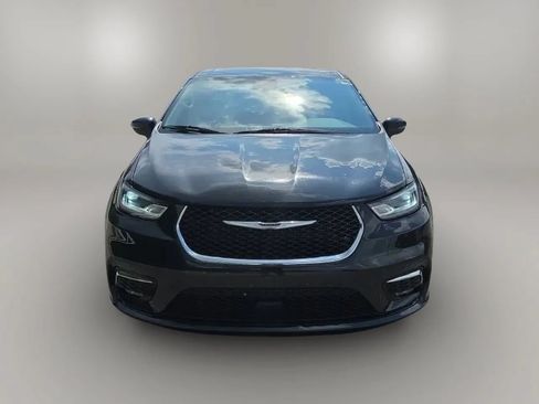 Used 2023 Chrysler Pacifica Touring-L FWD image 4