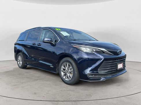 Used 2021 Toyota Sienna LE image 1