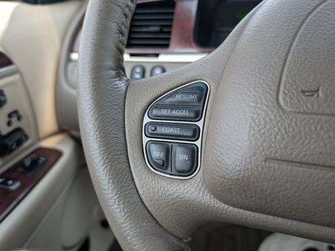 Used 2003 Lincoln Town Car Signature RWD image 20