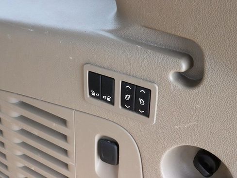 Used 2016 Chevrolet Suburban LT image 18