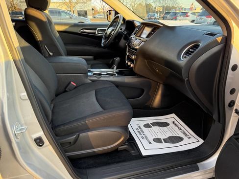 Used 2017 Nissan Pathfinder SV image 17