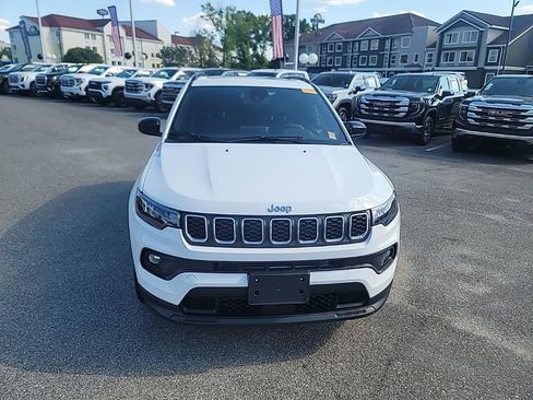 Used 2025 Jeep Compass Latitude w/ Sun & Sound Group image 2
