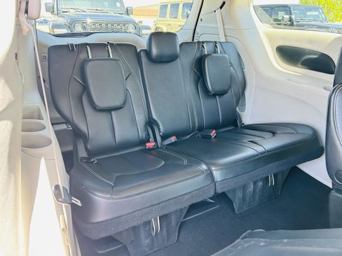 Used 2023 Chrysler Pacifica Touring-L FWD image 31