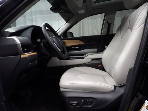 Used 2025 Toyota Grand Highlander AWD image 9