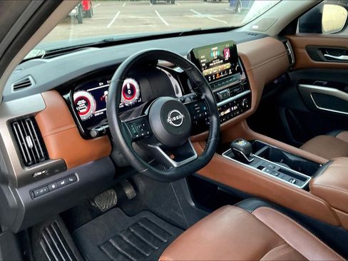 Used 2024 Nissan Pathfinder Platinum image 13