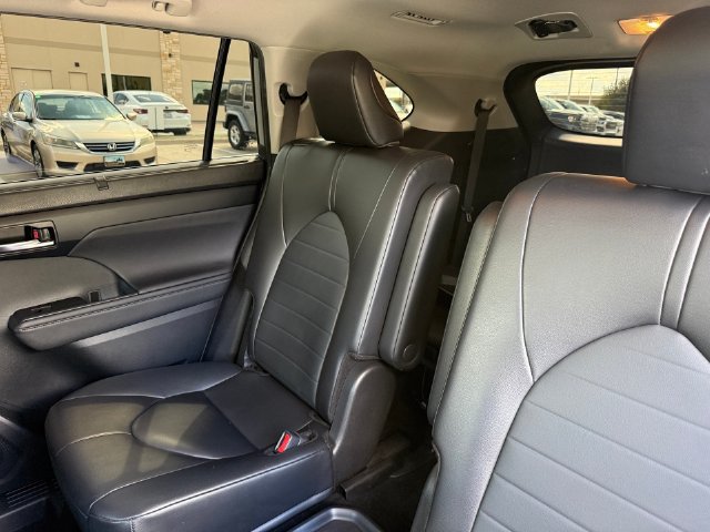 Used 2024 Toyota Highlander XLE AWD/4WD image 27