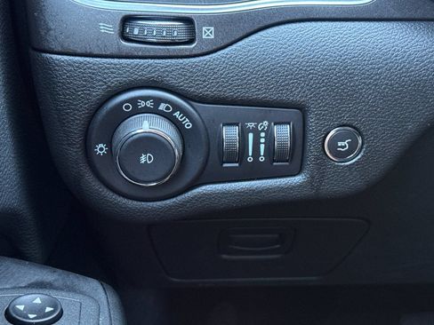 Used 2022 Jeep Cherokee Trailhawk w/ Comfort/Convenience Group AWD/4WD image 41