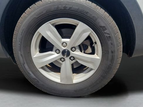 Used 2023 Kia Sorento LX FWD image 12