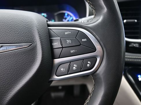 Used 2023 Chrysler Pacifica Touring-L FWD image 23