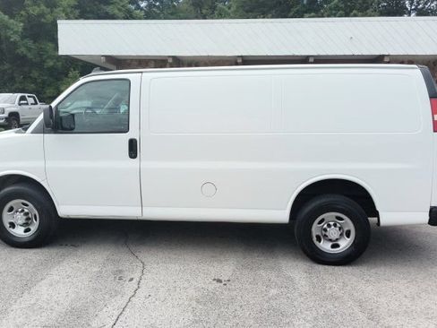Used 2018 Chevrolet Express 2500 w/ Driver Convenience Package RWD image 2