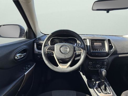 Used 2018 Jeep Cherokee Latitude FWD image 17