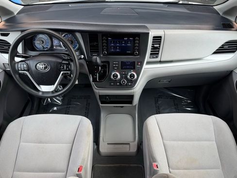 Used 2020 Toyota Sienna L image 21