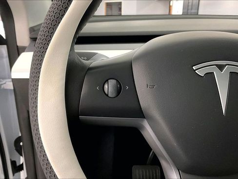 Used 2022 Tesla Model Y Long Range image 11