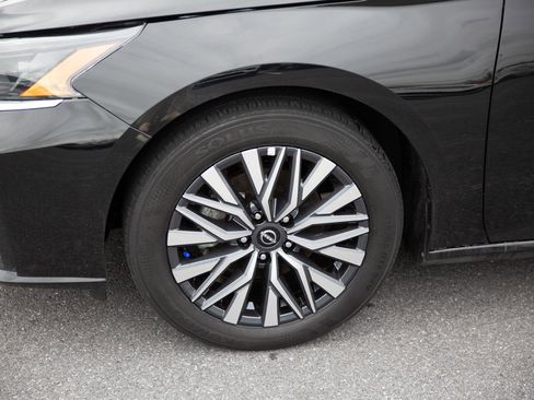 Used 2025 Nissan Altima 2.5 SV FWD image 9