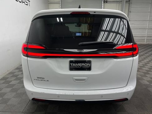 Used 2024 Chrysler Pacifica Touring-L FWD image 10
