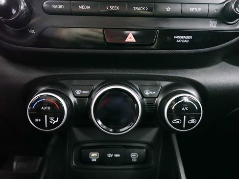 Used 2023 Hyundai Venue SEL image 22