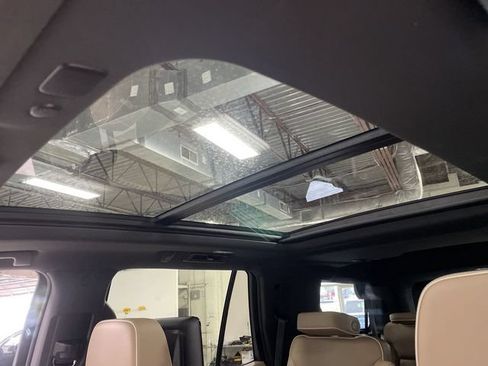 Used 2021 Chevrolet Tahoe Premier AWD/4WD image 22