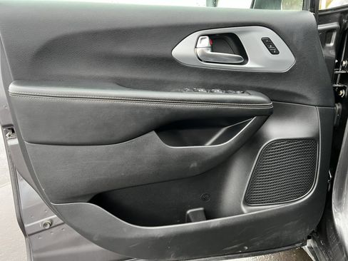 Used 2020 Chrysler Pacifica Touring-L Plus image 17