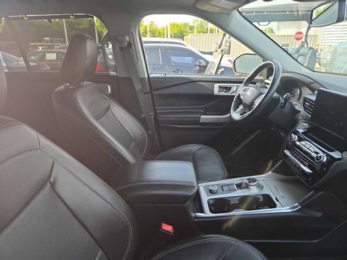 Used 2022 Ford Explorer Limited w/ Equipment Group 301A AWD/4WD image 4