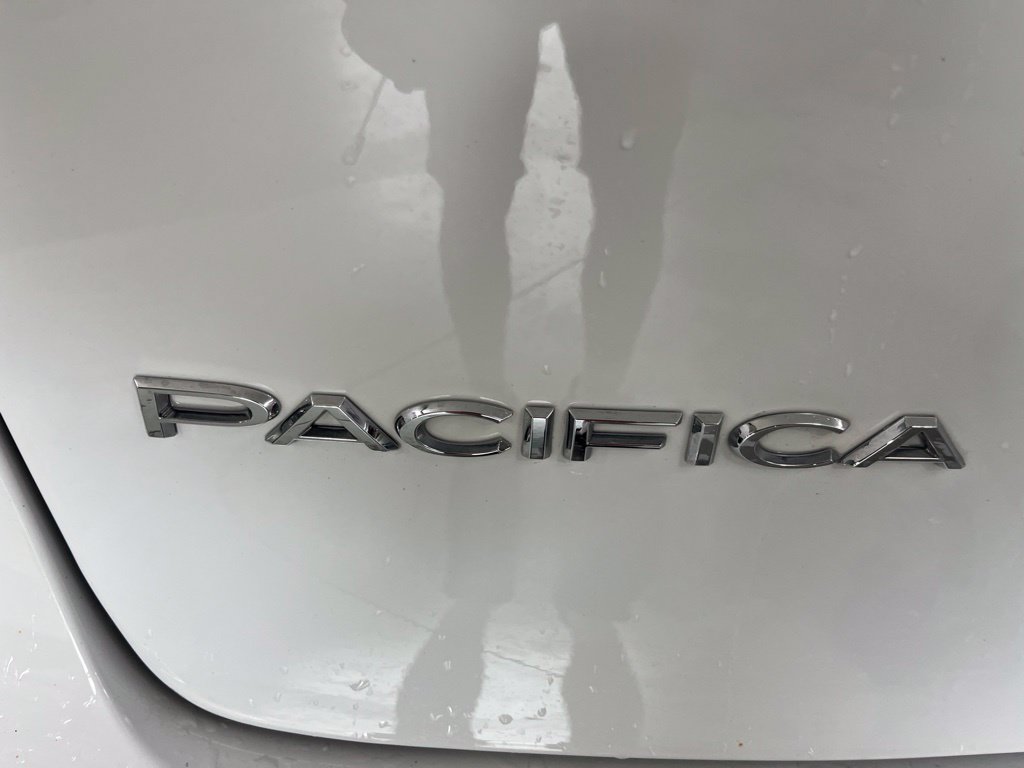 Used 2024 Chrysler Pacifica Touring-L FWD image 43